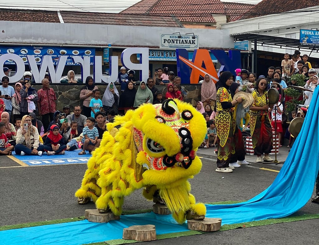 Atraksi Barongsai dan Bagi Kue Keranjang di Stasiun Purwokerto, PT KAI DAOP 5 Meriahkan Imlek