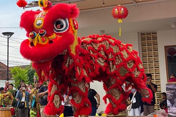 Atraksi Barongsai dan Bagi Kue Keranjang di Stasiun Purwokerto, PT KAI DAOP 5 Meriahkan Imlek