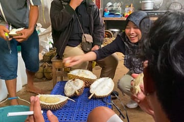 Menikmati Suasana Khas Warung Durian Lokal Baturraden, Namanya Durian Petruk, Rasanya Maknyus