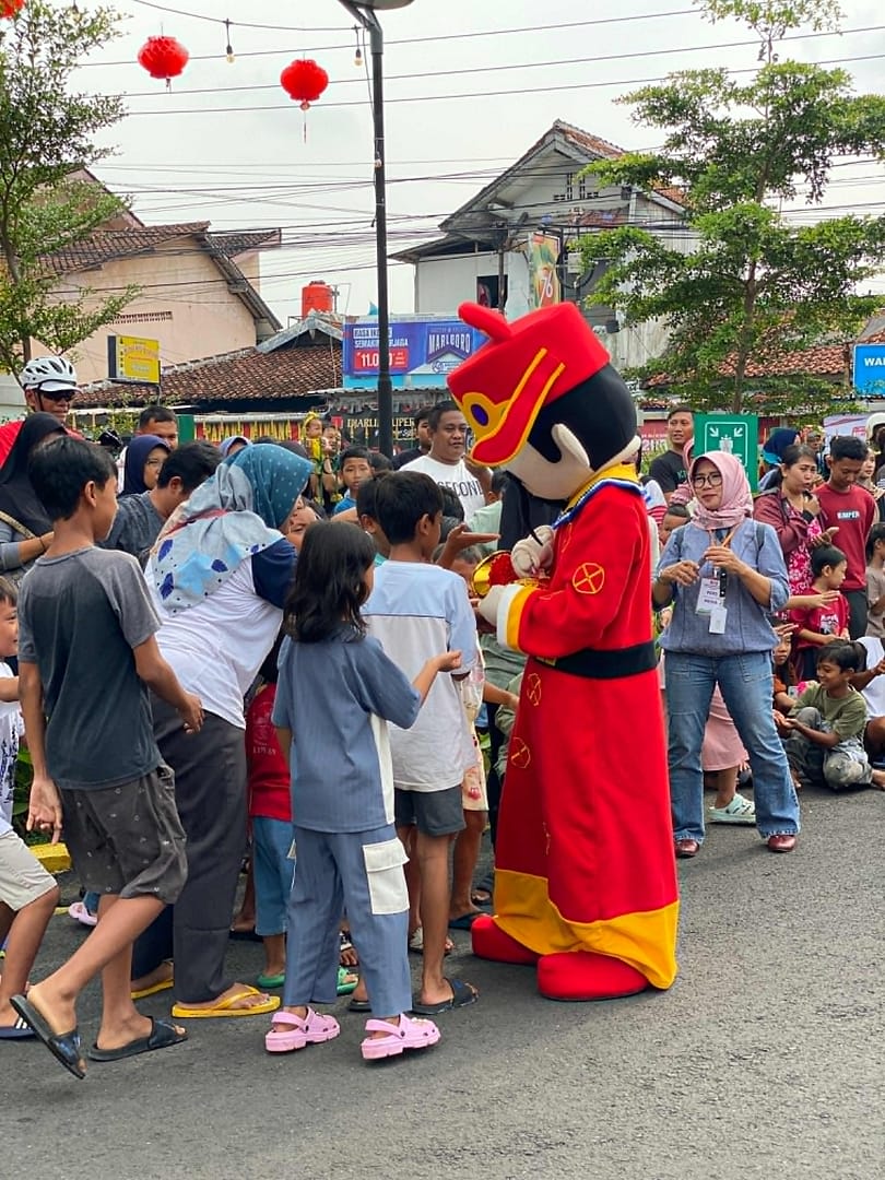 Atraksi Barongsai dan Bagi Kue Keranjang di Stasiun Purwokerto, PT KAI DAOP 5 Meriahkan Imlek